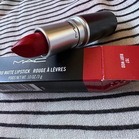 MAC Cosmetics Retro Matte Lipstick - Ruby Woo - Picture 2 of 3